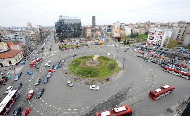 Ко обнавља Славију?